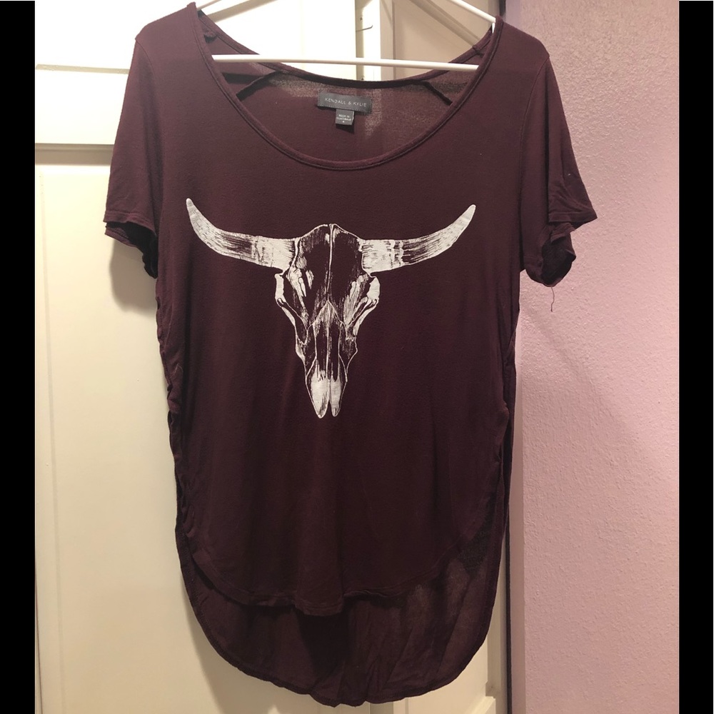 Kendall & Kylie maroon t-shirt